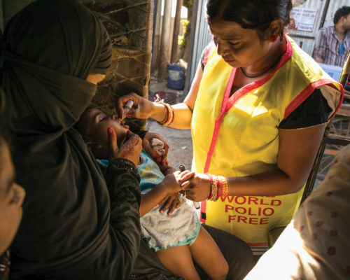A health worker stationed at a transit point searches for children who need to be immunized against polio during the Subnational Immunization Days in Shahjahanpur, Uttar Pradesh, India. 23 June 2019.